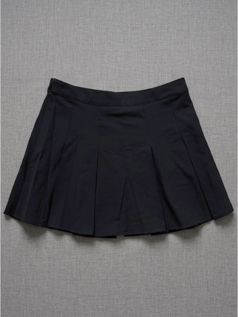 NWT H&M Black Pleated Mini Skirt with Gold Hardware - Picture 3 of 3